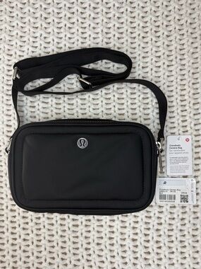lululemon crossbody camera bag 2L in black